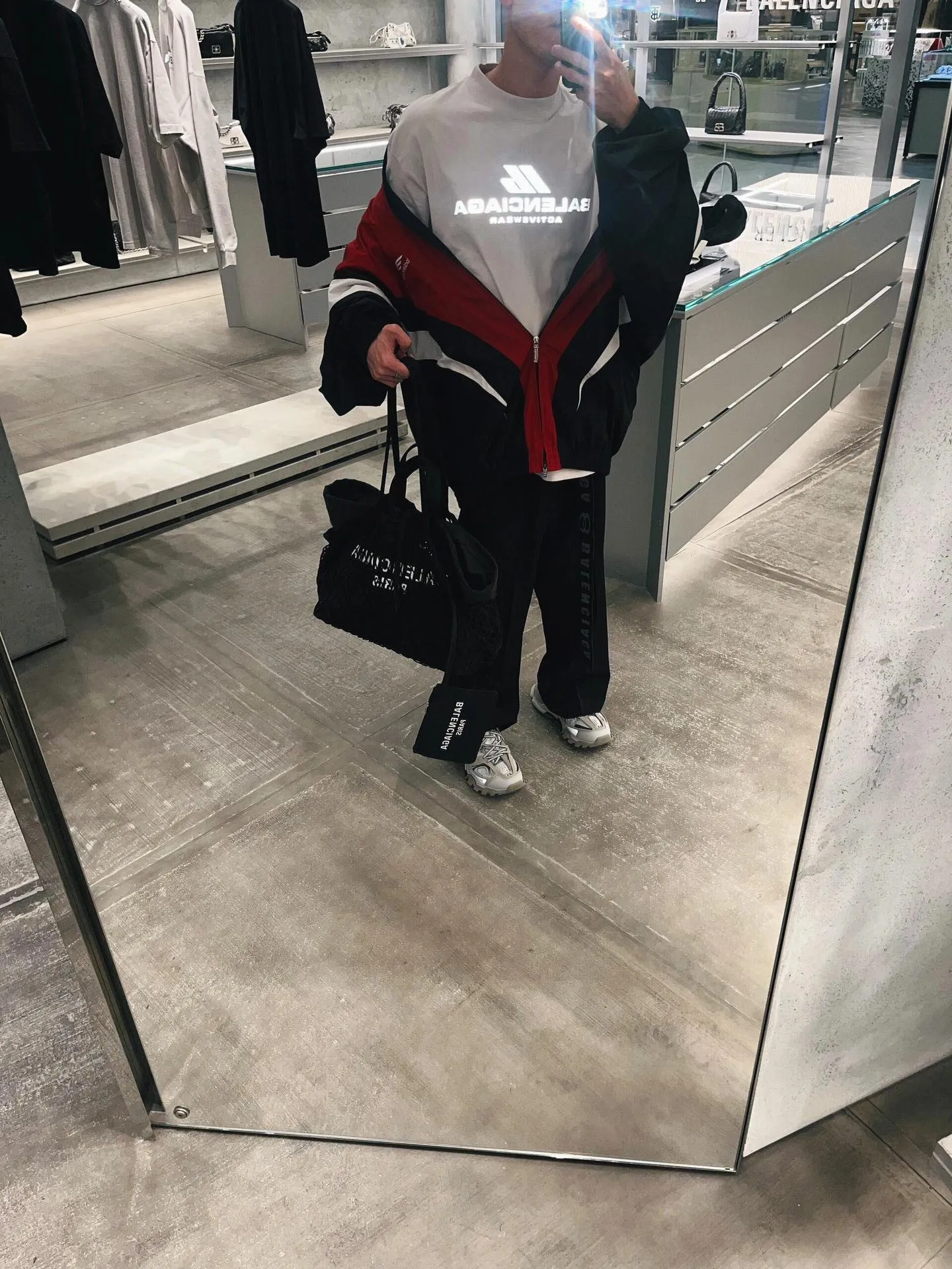 P80✨🔥 BALENCIAGA Paris 3M reflective letter printed short-sleeved T-shirt. Custom-woven and dyed 280g combed cotton heavyweight fabric. Zero color difference in threads. Perfect details. Different from the current currency version. Welcome to compare. Same Style for men and women. Must-sell in the picture above. Color: White Black Size: 1 2 3 4